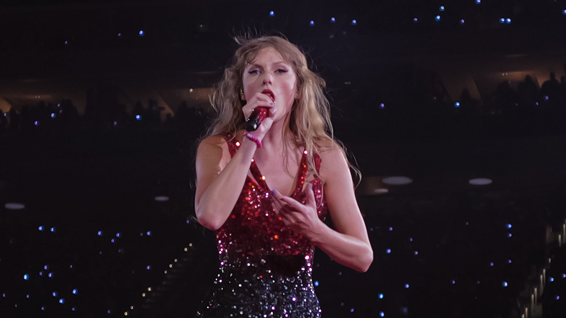 Taylor Swift performing "I Knew You Were Trouble" at the Eras Tour. Paolo V, Wiki Commons.